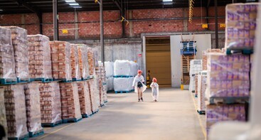 Bezoekers in het magazijn van de Candicofabriek