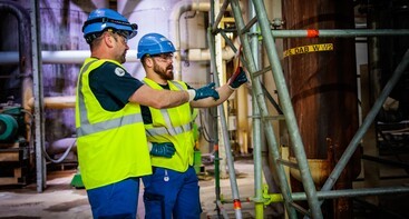 Medewerkers Tiense Suiker met helm en veiligheidsjasje 