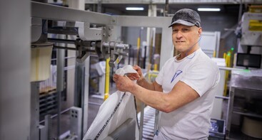 Medewerker bereidt big bag voor 